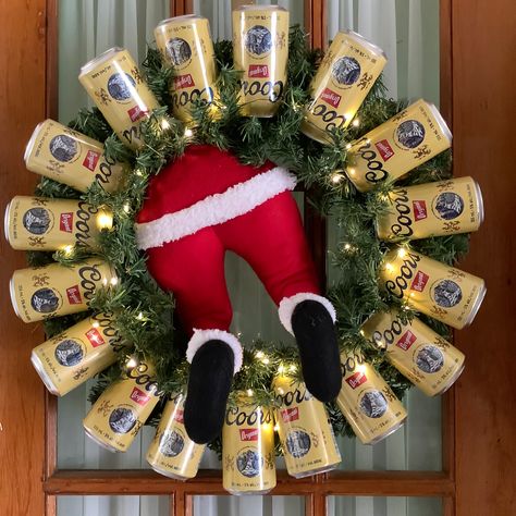 Alcohol Christmas Decorations, Beer Can Christmas Decorations, Beer Can Christmas Tree Diy, Beer Can Wreath, Bar Christmas Decorations, Beer Can Christmas Tree, Beer Christmas Tree, Chrismas Diy, Beer Gift Ideas