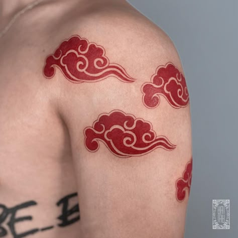 Cloud Tattoo Design, Swirl Tattoo, Korean Tattoos, Armband Tattoos, Clever Tattoos, Handpoke Tattoo, Cloud Tattoo, Irezumi Tattoos, Red Ink Tattoos