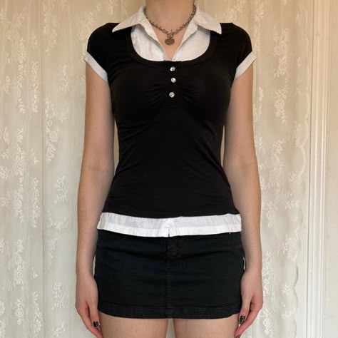 Dark Academia Alice Cullen Vampire Preppy Black Layered Blouse With White Layer Underneath. Back to school outfit #y2k #y2kfashion #2000s #2000sfashion #dainty #twilight #depop #fairygrunge #darkacademia #fall2023fashiontrends #falloutfits #fallaesthetic #firstdayofschooloutfit #backtoschool #backtoschooloutfit 2000s Fashion Preppy, Black Denim Skirt Outfit Summer, Goth Secretary, 2000s Preppy Fashion, School Outfit Y2k, Style Black Sweater, Dark Academia Vampire, Academia Skirt, Denim Mini Skirt Y2k