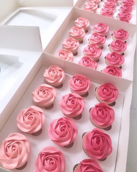 Pink Birthday Cupcakes Ideas, Birthday Cupcakes Design Ideas, Pink Rosette Cupcakes, Pink Cake And Cupcakes, Rose Themed Cupcakes, Pink Wedding Desserts, Pink Fall Cupcakes, Cute Pink Desserts, Pink Sweet 16 Cupcakes