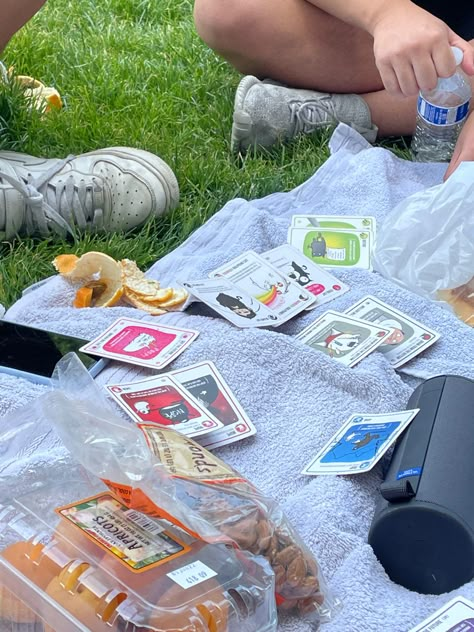 Picnics With Friends Aesthetic, Park Picnic Ideas Friends, Park Picnic Aesthetic Friends, Aesthetic Park Pictures With Friends, Picnic Park Aesthetic, Central Park Picnic Aesthetic, Summer Park Aesthetic, Park Pictures With Friends, Park Date Aesthetic