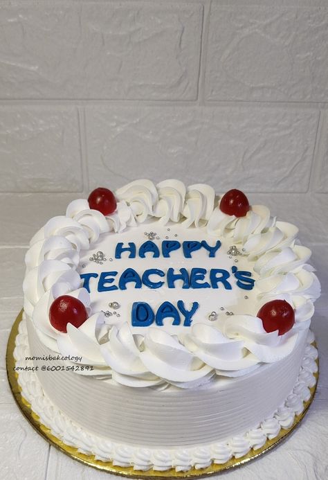 Happy Teacher's Day Cakes, Cake Design For Teachers Day, Cake Hari Guru Aesthetic, Kue Hari Guru, Teacher Birthday Cake, Teachers Day Cake, Camera Cakes, Cake Bento, Teacher Cakes