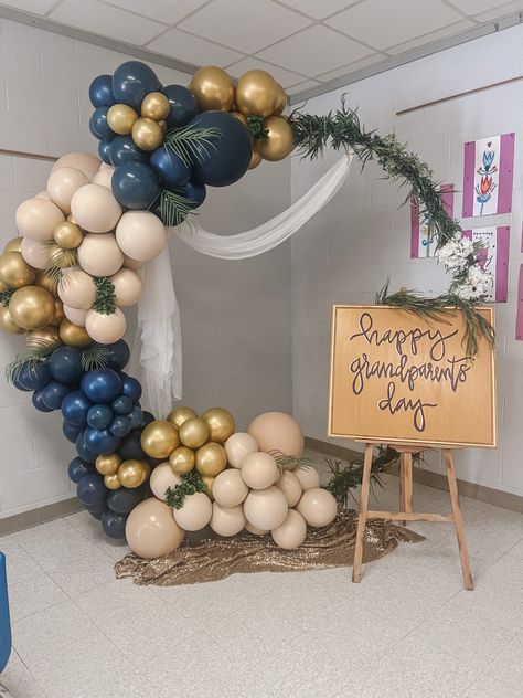 #grandparentsday Grandparents Day Balloon Arch, Retirement Balloon Arch, Grandparents Day Decorations For School, Balloon Photo, Happy Grandparents Day, Education Preschool, Balloon Ideas, Balloon Backdrop, Event Company