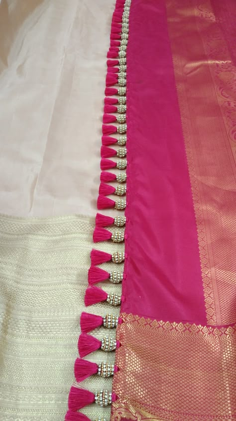 Saree Palu Hand Work, Saree Pallu Gonda Design, Sadi Latkan Design, Latkan Saree Pallu, Kuchi Design Saree, Kuchhu Design For Saree, Fancy Saree Kuchu Designs, Tassel Design For Saree, Fancy Tassels For Saree