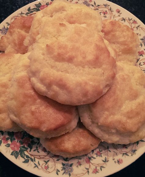 Easy Biscuits Easy Biscuits Recipe, Pumpkin Biscuits Recipe, Fluffy Homemade Biscuits, Biscuits Southern, Southern Meals, Easy Biscuits, Southern Buttermilk Biscuits, Easy Biscuit Recipe, Southern Biscuits