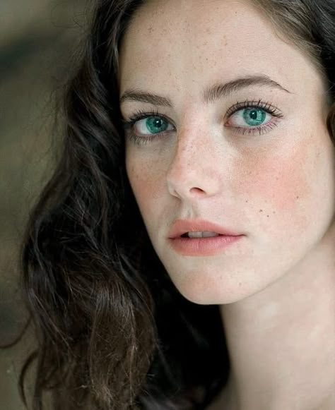 My Favourite Celebrities Women With Freckles, Bald Head Women, Side Portrait, Girl With Green Eyes, Beautiful Freckles, Freckles Girl, Effy Stonem, Retro Makeup, Kaya Scodelario