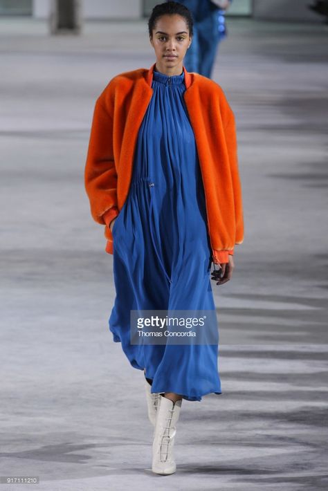 A model walks the runway wearing Tibi Fall 2018 with makeup by Sarah Lucero and hair by Frank Rizzieri at Pier 17 on February 11, 2018 in New York City. Complementary Colors Fashion, Colour Blocking Fashion, Orange Coat, Clear Spring, Orange Outfit, Colour Blocking, Blue Outfit, Complementary Colors, Colourful Outfits