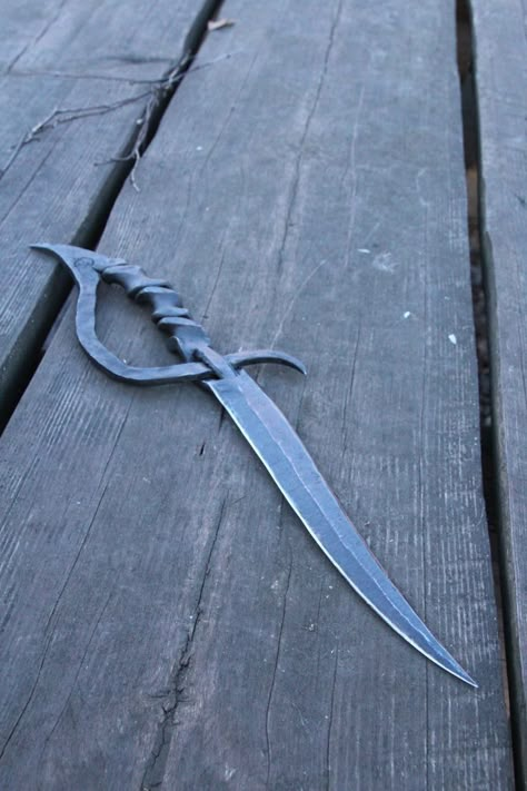 Blacksmith Knife, Blacksmithing Ideas, Black Smithing, Blacksmith Tools, Pretty Knives, Blacksmith Projects, Forged Knife, Forging Metal, Cool Swords