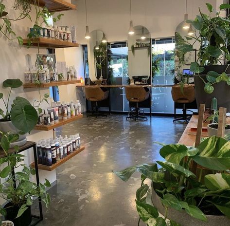 Boho Western Salon, Green Salon Ideas, Earthy Hair Salon, Cute Hair Salon Ideas, Salon With Plants, Green Salon Decor, Earthy Salon Decor, Salon Backbar Ideas, Green Hair Salon