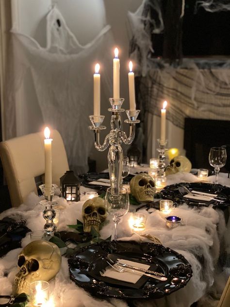 Table Decorations Halloween Party, 29th Birthday Halloween Party, Halloween Party Ideas 2023, Goth Centerpiece Ideas, Spooky Masquerade Party, Vampire Table Setting, Spooky Halloween Party Decor, All Black Halloween Party, Halloween Party Classy