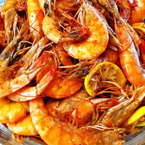 It's shrimp season here in Louisiana, and the shrimp are plentiful! And nothing says summer like a spicy Louisiana shrimp boil. Crawfish season is over and shrimp are now in season... Louisiana Shrimp Boil, Louisiana Shrimp, Frozen Shrimp Recipes, Shrimp Boil Foil, Boiled Shrimp, Shrimp Boil Recipe, Barbecue Shrimp, Spicy Shrimp Recipes, Cajun Shrimp Recipes