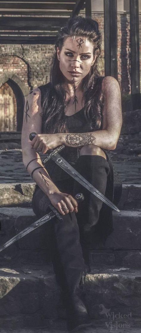 Thief Pose Reference, Viking Girl Aesthetic, Female Warrior Pose, Norse Witch Costume, Warrior Woman Photography, Modern Viking Woman, Women Vikings, Viking Huntress, Warrior Woman Aesthetic