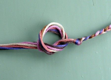 Simple Sliding Knot, Make A Friendship Bracelet, Embroidery Thread Bracelets, Hemp Bracelet Patterns, Slip Knot Bracelets, Sliding Knot Bracelet, Things To Craft, Alpha Bracelet, Diy Bracelets With String