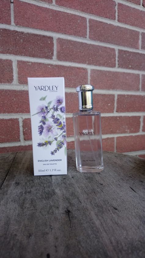 Vintage Makeup Beauty Lavender Perfume, Makeup Photos, Lipstick Eyeshadow, English Lavender, Vintage Makeup, Photo Makeup, Beauty Skincare, Bronzer, Perfume Bottles