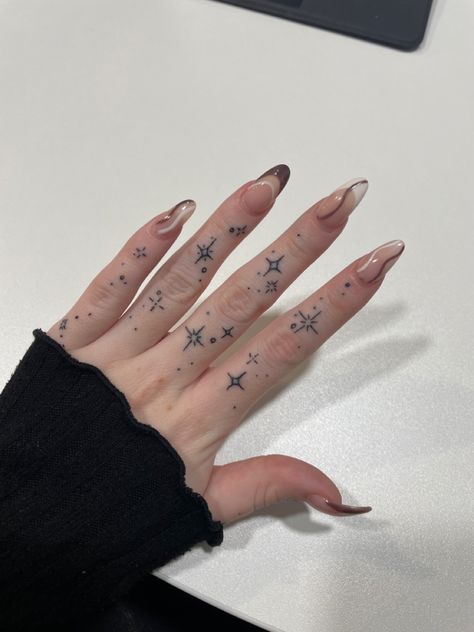 Wrist Filler Tattoos For Women, Hand Doodle Tattoo, Star Tattoos Finger, Star Knuckle Tattoo, Finger Tattoos Sparkle, Stars On Hands Tattoo, Finger Tat Ideas, Sparkly Hand Tattoo, Sparkle Hand Tattoos For Women