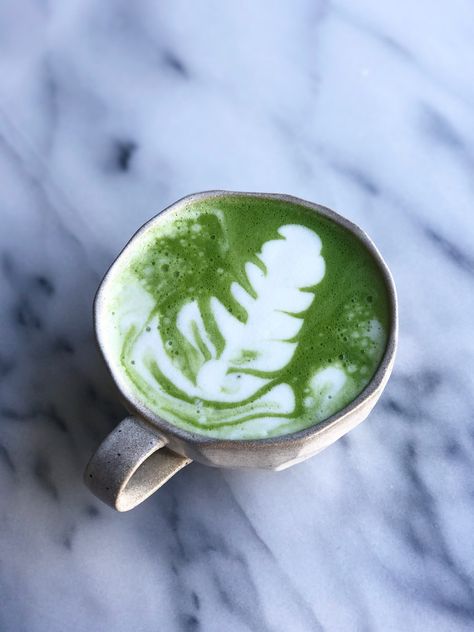 Matcha Latte Art - Green Tea Latte Hot Drink Perfume Movie, Hot Matcha Latte, Green Tea Latte Recipe, Hot Matcha, Superfood Coffee, Matcha Tea Latte, Starbucks Matcha, Matcha Latte Recipe, Cake Pizza