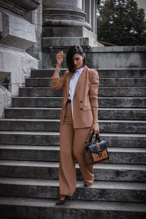 Tan Suit Women, Camel Suit Women, Camel Outfits For Women, Pantsuit Outfit, Camel Outfit, Smart Pants, Tan Suit, Suit Outfit, Fall Winter Trends