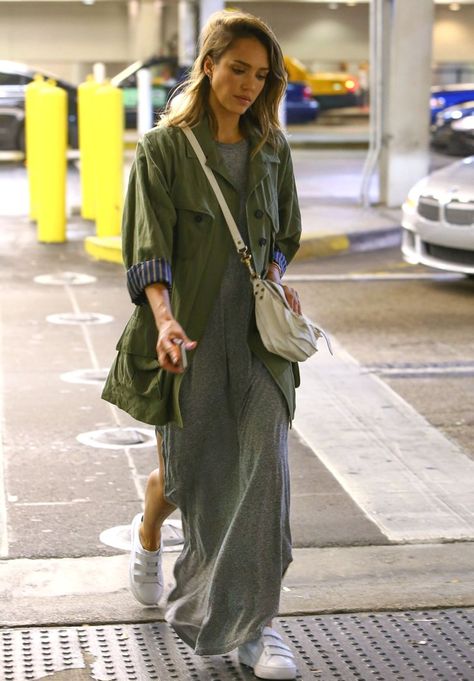 Jessica Alba Outfit, Airport Chic, Travel Fashion Airport, Jessica Alba Style, Map Travel, Travel Outfit Summer, Travel Map, Famous Girls, Travel Outfits