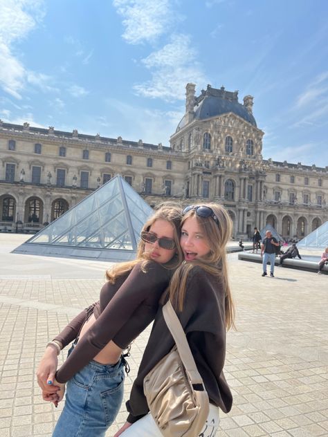 Paris Girls Trip, Paris Photo Ideas, Paris Dream, France Trip, Paris Summer, Parisian Vibes, 사진 촬영 포즈, Parisian Life, Senior Trip