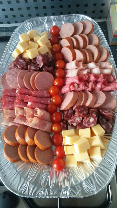 Party Food Trays, Salad Macaroni, Amazing Food Platters, Fruit Platter Designs, Decorações Com Comidas, Party Food Buffet, Catering Ideas Food, Party Food Platters, Charcuterie Recipes