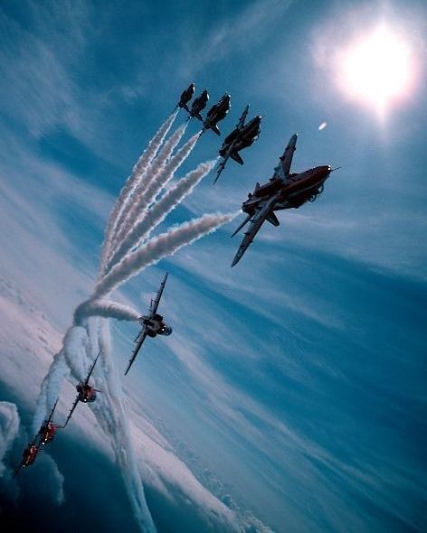 Have a great evening ✌🏼 @rafredarrows @royalairforceuk  #worldofpilots #military #aviation #militaryaviation #wearenato… Photo Avion, Flying In The Sky, Air Flight, Red Arrows, Military Jets, Red Arrow, Fighter Pilot, Jet Plane, Blue Angels