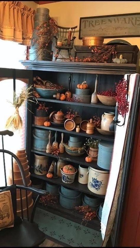 Primitive Shelf Decor Ideas, Pie Safe Decor Display, Primitive Home Decorating, Primitive Shelves, Early American Homes, Colonial Decorating, Primitive Living Room, Primitive House, Primative Decor