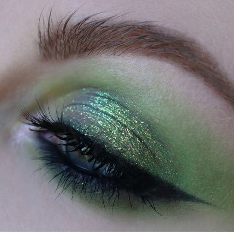 Wicked Makeup Elphaba, Elphaba Inspired Makeup, Wicked Inspired Makeup, Elphaba Makeup, Wicked Makeup, Cosmetic Aesthetic, Makeup Utensils, Witch Makeup, Heavy Makeup