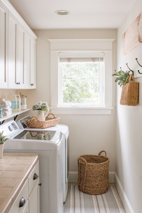 Farmhouse Laundry Room Ideas, Home Laundry Room, Koti Diy, Farmhouse Laundry Room, Casa Country, Laundry Mudroom, Laundry Room Inspiration, Home Laundry, Small Laundry Rooms