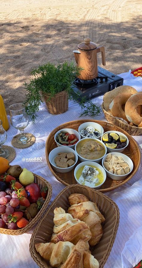 Arab Picnic, Breakfast On The Beach, Picnic Date Food, Picnic Dinner, Picnic Inspiration, Picnic Essentials, Party Food Buffet, Picnic Decorations, Picnic Date