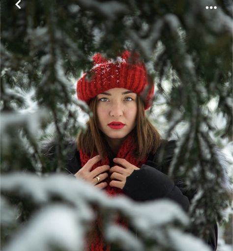 Winter Self Portrait Photography, Photoshoot In Snow Winter Photography, Photography Poses In Snow, Winter Christmas Photoshoot, Winter Outside Photoshoot Ideas, Poses For Pictures Winter, Creative Winter Photoshoot, Winter Photography Poses, Christmas Self Portrait Ideas