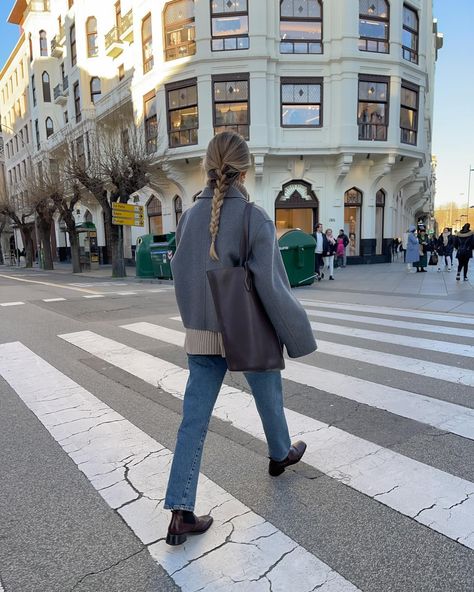 Sara Yaben | This braid is becoming my full personality🩶🫧🦋🪩 Cuál es vuestro peinado favorito? | Instagram Brown Chelsea Boots Outfit, Frye Boots Outfit, Chelsea Boot Outfit, Chelsea Boots Outfit, Black Boots Outfit, Brown Chelsea Boots, Brown Tote Bag, Braid Hairstyle, Brown Tote