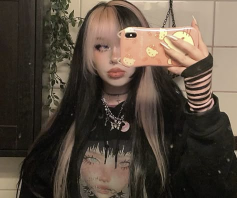 Egirl Hair Color, Skunk Hair Dye, Long Hair Transformation, Egirl Hair, Dyed Bangs, Hair Dye Styles, Dye Styles, Skunk Hair, Graduated Bob Haircuts