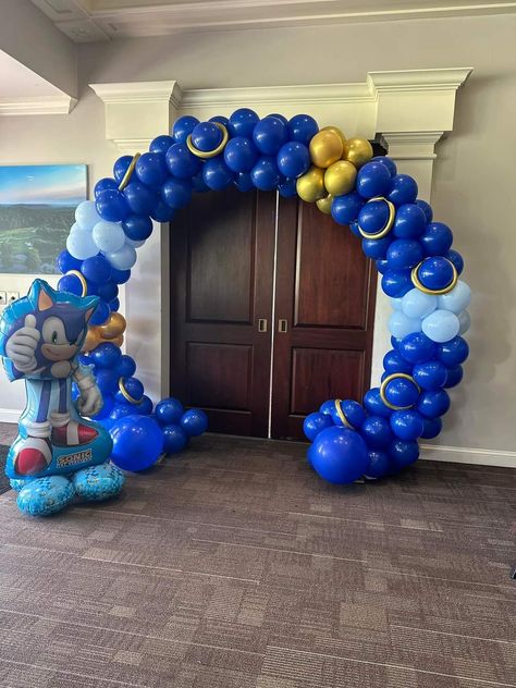 Sonic Balloon Arch, Sonic Balloon Decor, Sonic Balloon Garland, Sonic Backdrop Ideas, Sonic Balloons, Sonic Birthday Party, All About Me Crafts, Baby Boy Birthday Cake, Sonic Birthday Parties