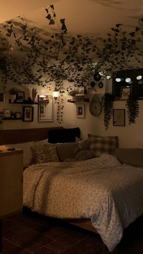 Cottage Core Grunge Bedroom, Carpeted Bedroom Aesthetic, Cozy Room Decor Dark, Decorated Wall In Bedroom, Room Inspo Cozy Vintage, Room Ideas Aesthetic Cozy Vintage, Dark Room Inspiration Bedroom, Aesthetic Room Decoration Ideas, Bedroom Inspo Maximalist