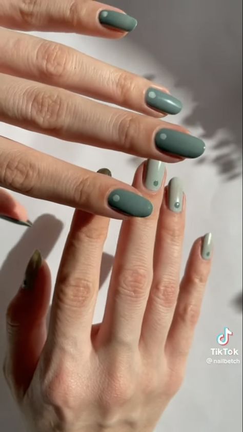 Simple Green Nails, Two Tone Nails, Dot Nail Art Designs, Dot Nail Designs, Dot Nail Art, Makeup To Try, Green Nail Designs, Dots Nails, Nail Idea