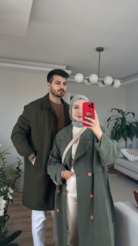 Mirror Selfie Couple, Couple Ootd, Niqabi Bride, Couples Outfits, Cats Photos, Cute Couple Outfits, Winter Fashion Outfits Casual, Muslim Couple, Cute Cats Photos