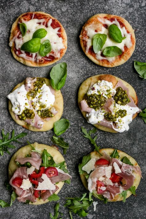 Mini pizzas with assorted toppings are so versatile for when you can't decide on one pizza topping! Pizza Topping, Mini Pizzas, Pizza Recipes Homemade, Mini Pizza, Pizza Toppings, Homemade Pizza, Food App, Appetizers Easy, Pizza Recipes