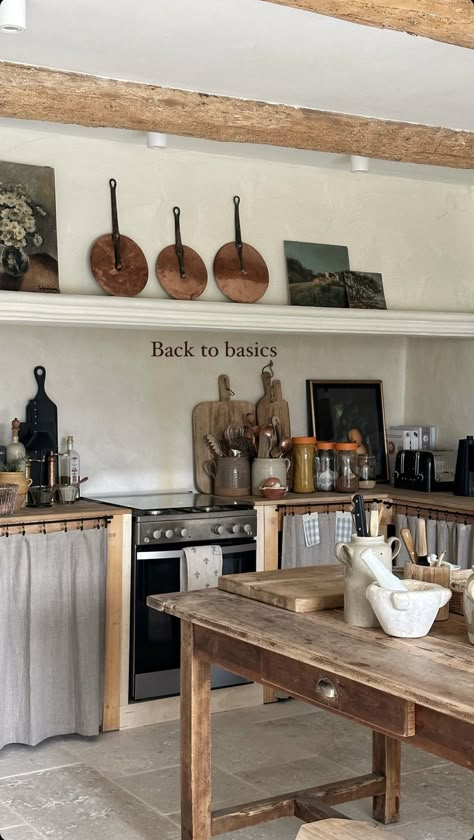 Lime Wash Kitchen, Old Italian Kitchen, Italian Farmhouse Kitchen, Riverside Cafe, Rustic Italian Home, Tuscany House, Italy Kitchen, Kitchen Italian, Country Cottage Kitchen