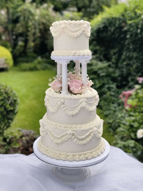 Trend Alert For 2023 Brides: Vintage Wedding Cake Designs Vintage Wedding Cake Designs, Venetian Wedding, Royal Wedding Cake, Vintage Wedding Cake, Big Wedding Cakes, 3 Tier Wedding Cakes, Traditional Wedding Cakes, London Cake, Wedding Cake Roses