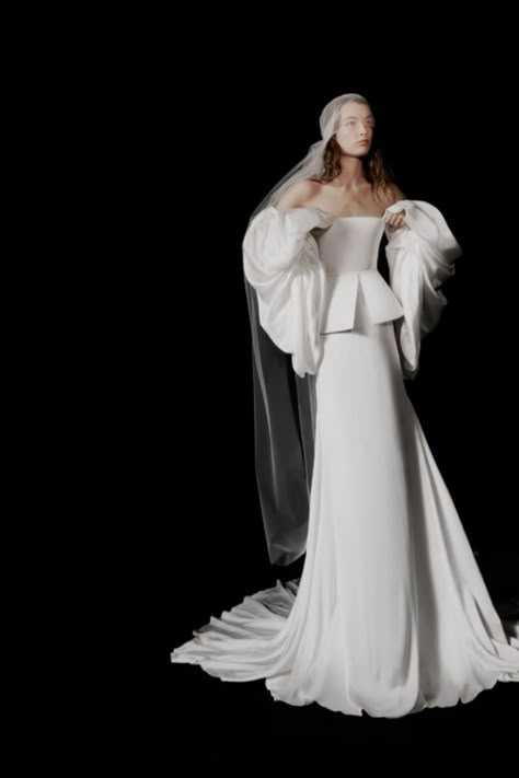 This structural gown by Vera Wang, paired with this interesting take on a juliet-cap veil is reading modern oracle and we love. #halloweeninspo #halloweenbride #halloweenwedding #blackbridaldress #blackweddingdress #darkbride #witchybride #witchybridal Vera Wang Bridal, Vera Wang Wedding, Wedding Dresses Vera Wang, Wedding Dress Sleeves, Long Sleeve Wedding, Bride Style, Halloween Wedding, Wedding Dress Inspiration, Wedding Dress Long Sleeve