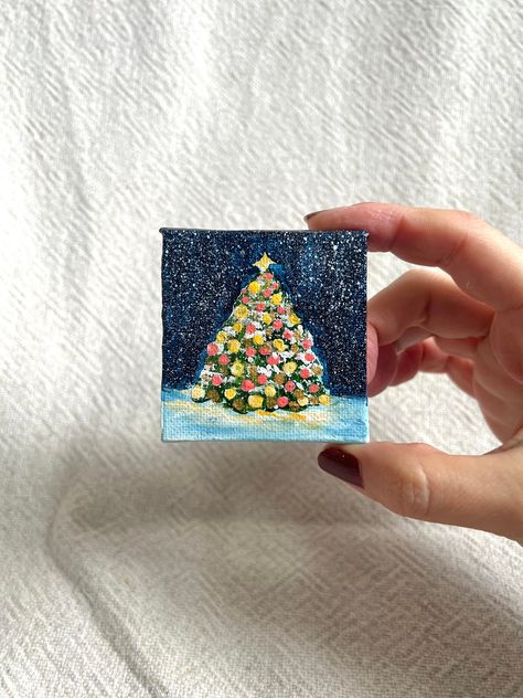 Paint Ideas Small Canvas, Tiny Canvas Christmas Paintings, Cute Winter Paintings On Canvas Easy, Paintings For Christmas Gifts, Easy Small Christmas Painting, Christmas Mini Canvas Ideas, Christmas Tree Canvas Painting Easy, Cute Tiny Painting Ideas, Christmas Small Canvas Paintings