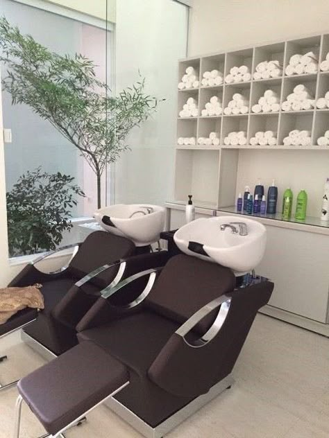 Salon Shampoo Area, Parlour Design, Hair Salon Interior Design, Salon Interior Design Ideas, Small Salon, Nail Salon Interior Design, Beauty Room Salon, Home Hair Salons, Salon Shampoo