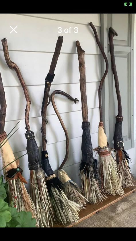 Diy Broom, Hocus Pocus Decor, Witch Brooms, Witches Brooms, Halloween Witch Brooms, Deco Halloween, Witches Broom, Halloween Props Diy, Witch Diy