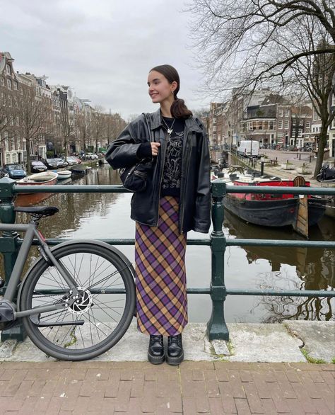 Amsterdam Aesthetic Outfit Autumn, Brussels Fashion Outfits, Spring Outfits Amsterdam, Dutch Outfits Street Styles, Netherlands Summer Outfits, Amsterdam Outfits Spring, Amsterdam Aesthetic Outfit Summer, Netherlands Aesthetic Outfit, Summer Amsterdam Outfits