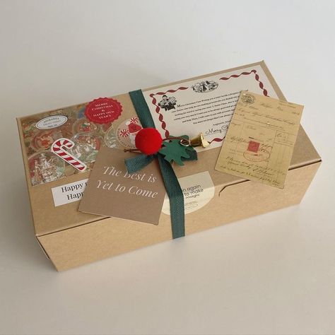 Hamper Ideas For Christmas, Cute Christmas Packaging, Christmas Gift Package, Christmas Hampers Ideas, Christmas Packaging Design Inspiration, Christmas Cake Packaging, New Year Present Ideas, Hampers Card, New Year Gift Box Ideas