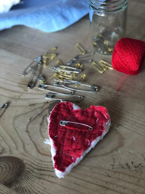 Tiny Paper Crafts, Kilt Pin Jewelry, Random Acts Of Kindness Day, Vintage Valentine Crafts, Brooch Ideas, Random Act Of Kindness, Kindness Day, Fabric Flower Brooch, Fabric Brooch