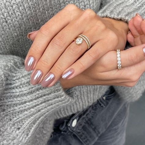 The Only 2023 Nail Trends That You Need to Know Chrome Nail Colors, Nail Coat, Chrome Nails Designs, Modern Nails, Oval Nails, Neutral Nails, Dipped Nails, Trends 2022, Chrome Nails