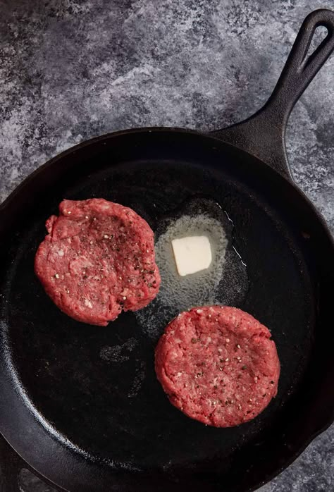 Stovetop Burgers are the perfect way to still enjoy a juicy burger even when it's too cold for grilling! Made with cheddar, onion, lettuce, and tomato. Perfect for an easy lunch or dinner or even an "indoor BBQ"! Hamburgers Stovetop, Stove Burgers Recipes, Stovetop Hamburgers, Hamburger Cast Iron Skillet, Burger Stovetop, Cast Iron Skillet Hamburger Recipes, Cast Iron Hamburger Recipes, Stove Top Hamburger Recipes, Cast Iron Skillet Hamburgers