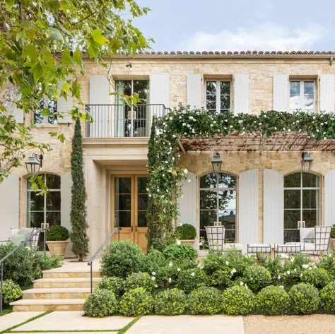 Ficus Hedge, American Villa, Veranda Magazine, Patina Farm, Casa Exterior, Front Porch Decorating, Los Angeles Homes, Home Exteriors, Villa Design