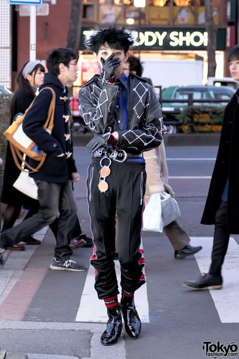 Japanese Mens Streetwear in Harajuku 90s Japanese Street Fashion Men, Street Fashion Colorful, Jungkook Airport Fashion, Street Fashion Male, Tokyo Fashion Street, Japan Street Fashion, Mode Harajuku, Japan Fashion Street, Look Grunge